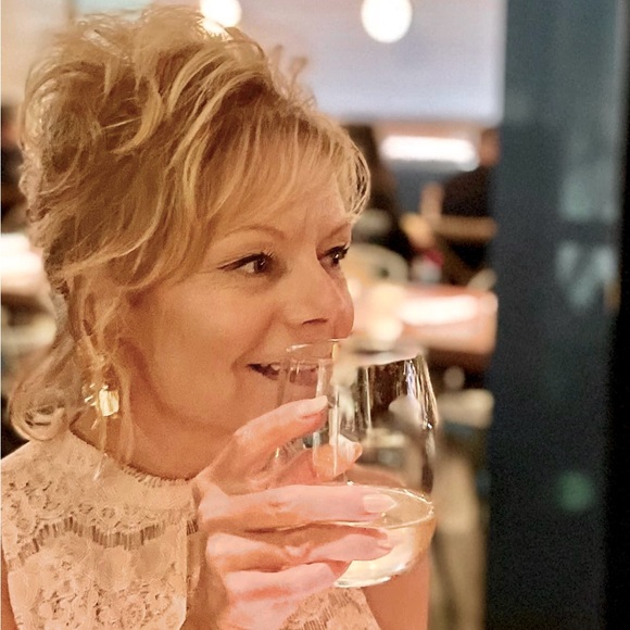 Hi! My name is Renée, welcome to my Closet on Poshmark🩷 - Picture 1 of 10